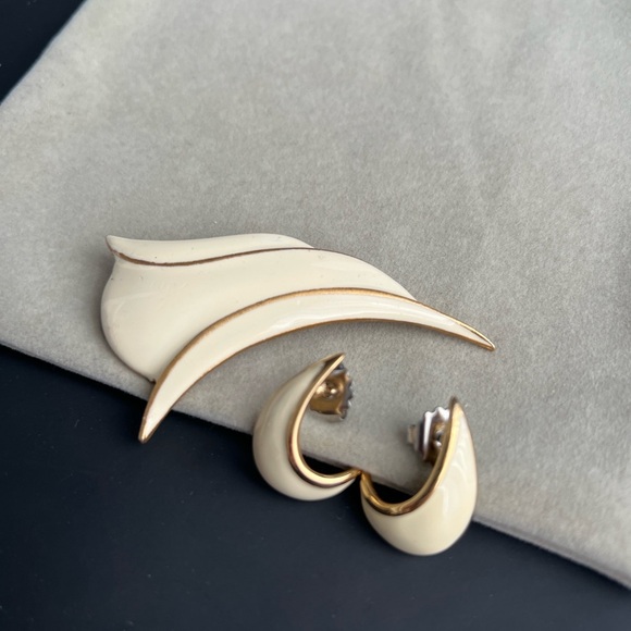 Elegant Vendome Cream and Gold Jewelry Set - Picture 6 of 9